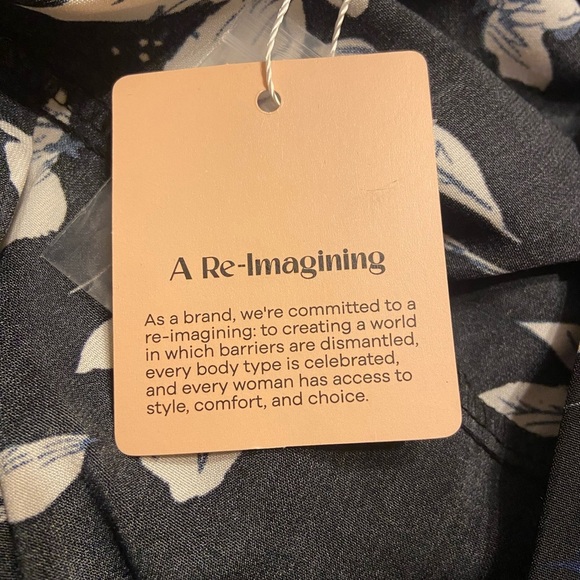 NWT BloomChic Blouse top shirt black white blue floral plus size 18-20 2X - Picture 5 of 6